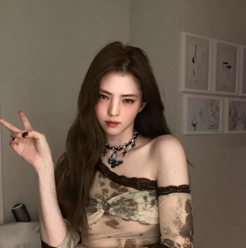 시크하게 V하는 한소희