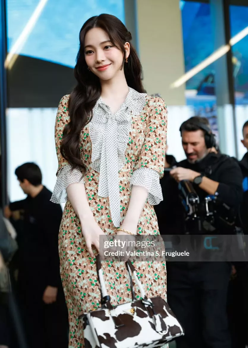 원피스 입은 에스파 카리나 (FW25 프라다쇼)