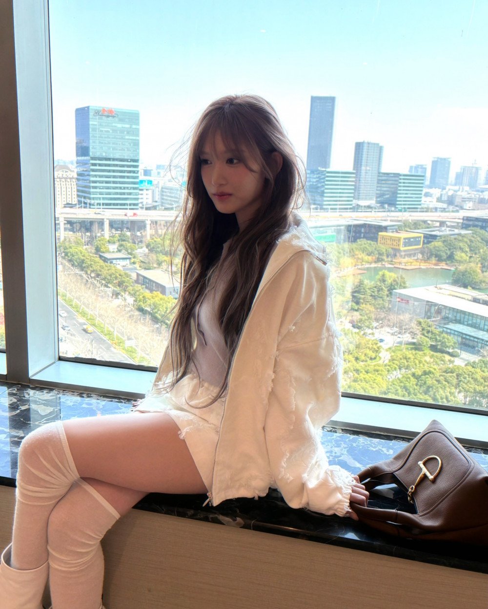 창 난간에 걸터앉은 아이브 이서