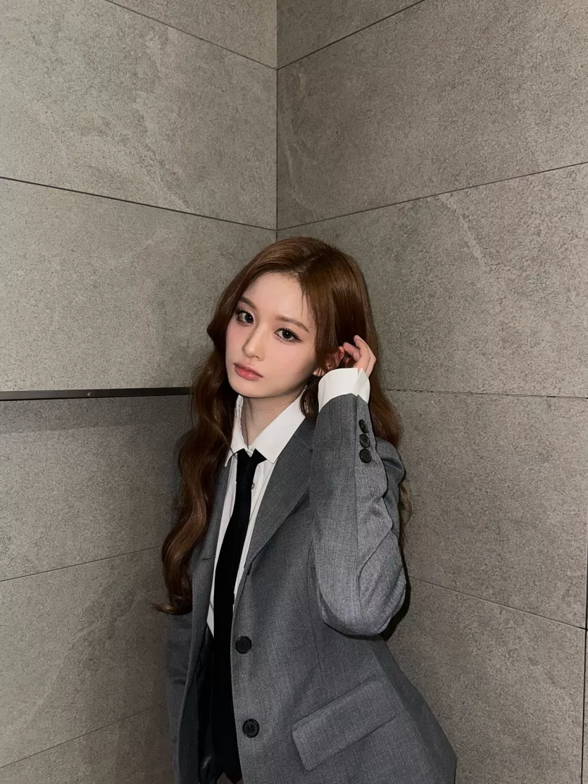 오피스룩 엔믹스 설윤